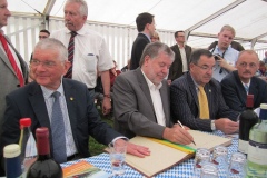 Auch Ministerpräsident Kurt Beck (Mitte) kam nach Dahn und trug sich ins goldene Buch der Stadt ein, 17.09.2011. Links neben ihm, Landrat Hans Jörg Duppré, rechts der Verbandsvorsteher des ZSPNV Süd Dr. Winfried Hirschberger. Im Hintergrund: Werner Schreiner, Geschäftsführer des VRN (Foto: Privat)