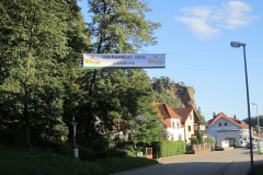Der Banner an der Ortseinfahrt von Dahn kündigt das Jubiläum an, Anfang September 2011 (Foto: Marcus Zimmermann, Dahn)
