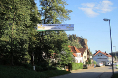 Der Banner an der Ortseinfahrt von Dahn kündigt das Jubiläum an, Anfang September 2011 (Foto: Marcus Zimmermann, Dahn)