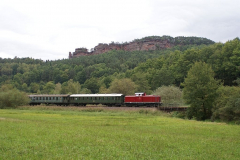 So könnten die Personenzüge auf der Wieslauterbahn früher ausgesehen haben. Im Hintergrund die mächtige Kulisse des Hochstein. 17.09.2011 (Foto: ZSPNV Süd)