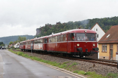 Sonntags war eine vierteilige Schienenbusgarnitur der Pfalzbahn unterwegs. Der voll besetzte Zug fährt gerade in Dahn Süd ab, 18.09.2011 (Foto: ZSPNV Süd)