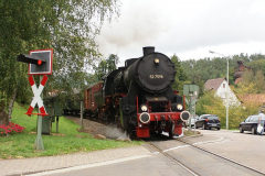 Nostalgie pur: Dampfzug und alte Blinklichtanlage (BliLo) in Hinterweidenthal (Foto: ZSPNV Süd)