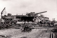 Ein Eisenbahngeschütz wird in Hinterweidenthal Ort eingegleist, vermutlich 1940.