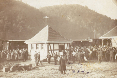 Der Bf Dahn bei der Eröffnung der Wieslauterbahn am 01. Dez. 1911. Die wichtigste Station an der Strecke verfügte sogar über ein Toilettenhäuschen