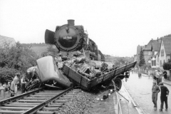 Sprichwörtlich "Aus dem Weg geräumt" wurde ein unvorsichtiger LKW-Fahrer von der Dampflok 50 966 am Bü Hasenbergstraße in Dahn, Oktober 1958