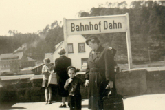 Dahn Bahnhof um 1950. Das Stationsschild ruht auf den Fundamenten des kriegszerstörten Empfangsgebäudes von 1911.