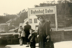 Dahn Bahnhof um 1950. Das Stationsschild ruht auf den Fundamenten des kriegszerstörten Empfangsgebäudes von 1911.