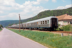 Ein Wandersonderzug aus Geislingen (Steige) passte gerade so in den Bf Dahn, 01.05.1988 (Slg. Marcus Zimmermann, Dahn).