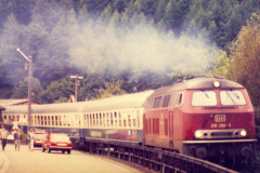 Eine Diesellok der Baureihe 218 vom Bw Kaiserslautern hat gerade das Asig des Bf Hinterweidenthal Ort passiert, 1980 (Slg. Günter Hünerfauth, Landau).