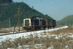 212 197 vom Bw Kaiserslautern kurz vor Dahn, Winter 1985 (Slg. Fritz Engbarth, Heidelberg)