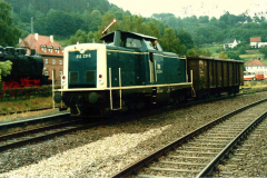 212 231 des Bw Kaiserslautern rangierte im Bf Bundenthal, 1985.