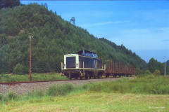 212 197 vom Bw Kaiserslautern hat soeben die Trapeztafel des Bf Dahn passiert, Sommer 1984 (Slg. Jochen Glatt).
