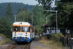 VT 405 beim Zwischenhalt in Hinterweidenthal - Ort. 20.09.1991