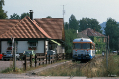 VT 405 bei der Durchfahrt in Dahn - Reichenbach (Busenberg - Schindhard) 20.09.1991