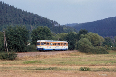 Kurz vor der Awanst Hinterweidenthal Tanklager : Der VT 405 in voller Fahrt.20.09.1991