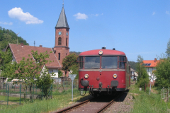 Ein Uerdinger Schienenbus (VT 798) der Pfalzbahn hat soeben Bärenbach passiert, 06.05.2007 (Slg. Marcus Zimmermann, Dahn).