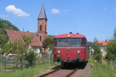 Ein Uerdinger Schienenbus (VT 798) der Pfalzbahn hat soeben Bärenbach passiert, 06.05.2007 (Slg. Marcus Zimmermann, Dahn).
