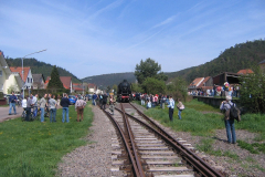 Dampfzug der UEF in Dahn, 30.04.2008. Wer möchte angesichts solcher Fotos den Mehrwert der Wieslauterbahn für das Dahner Felsenland bestreiten? (Slg. Marcus Zimmermann, Dahn).