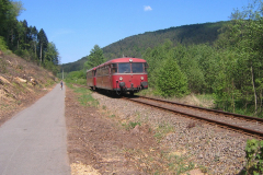 Am 06.05.2007 eilt ein Uerdinger Schienenbus Dahn entgegen (Slg. Marcus Zimmermann, Dahn).
