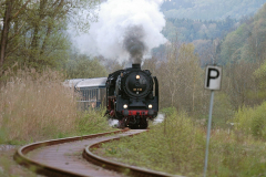 01 118 brachte am 30.04.2006 über 700 Reisende aus Frankfurt a. M. ins Dahner Felsenland. Hier ist der Zug auf der Rückfahrt zwischen Bärenbach u. Reichenbach (Foto: Seebald, Pirmasens)
