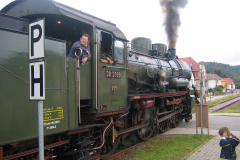 38 3199 setzt sich mit lautem Achtungspfiff in Dahn Süd in Bewegung, 19.09.2004 (Slg. Marcus Zimmermann, Dahn).