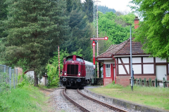 V 100 1200 bei der Einfahrt in Hinterweidenthal Ort als DPE 20304 Langmeil - Bundenthal (02.05.2014).