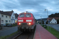 Premiere für die Baureihe 217 auf der Wieslauterbahn! Am 3. November 2014 taucht im Zuge einer Überführungsfahrt die Ex-Mühldorfer 217 012-4 (jetzt Pfalzbahn, Frankenthal) auf der Wieslauterbahn auf. Hier bei letztem Tageslicht fotografiert am Hp Dahn Süd (Foto: Eisenbahnfreunde Dahn e.V.)