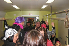 Bis unters Dach gefüllter Triebwagen zum Dahner Faschingsumzug am 02.03.2014. An diesem Tag wurden auf der Wieslauterbahn über 2000 Reisende gezählt - Rekord ! (Foto: Eisenbahnfreunde Dahn)