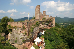 Größte Burgenanlage der Pfalz: Altdahn, Grafendahn u. Tannstein. Gehzeit ab Hp Dahn-Süd ca. 30 min. (Foto: P. Zimmermann, Tourist-Info Dahner Felsenland)