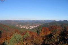 Blick vom Winterberg (461 m ü.d.M.) auf die Pfälzer Berge. Unten eingebettet liegt Hauenstein (Foto: Privat)