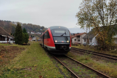 642 107-6 hält als Sonderzug am Bahnhof Bundenthal-Rumbach