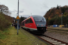 642 107-6 hält als Sonderzug am Bahnhof Hinterweidenthal Ost