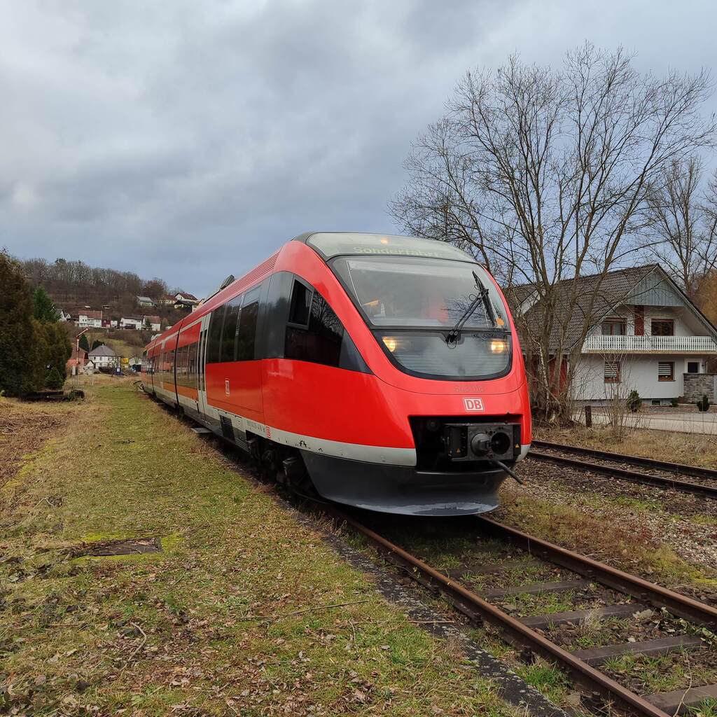 643 018 hält als Sonderzug anlässig der Übergabe des Förderbescheids am Bahnhof Bundenthal-Rumbach